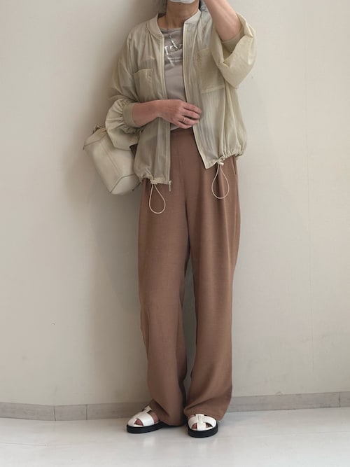 サテンワイドパンツと合わせた上品な大人コーデ