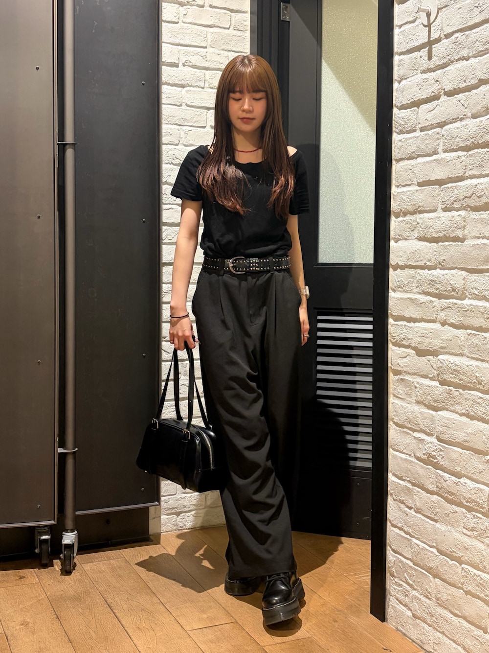 ブラック系のTシャツ/カットソー、ブラック系のボストンバッグ、ブラック系のスラックスを着用したレディースの夏コーディネートの1枚目の写真