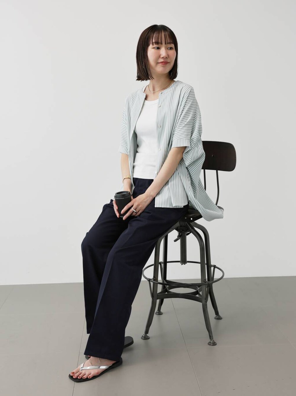 「高見え、ベーシック/シンプル、リラックス、春コーデ、夏コーデ、saloon_BABYLONE、カジュアル、バッグ、カジュアルコーデ、ブラウス」｜「NICOLAS LAINASの【NICOLAS LAINAS】トングサンダル（サンダル、その他）」を使った、HIRASHITA☕️さん（レディース・163cm）の夏コーディネートの1枚目の写真