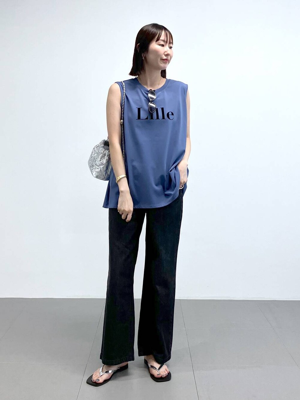 その他のサンダル、ブラック系のデニムパンツ、ブルー系のTシャツ/カットソーを着用したレディースの夏コーディネートの1枚目の写真