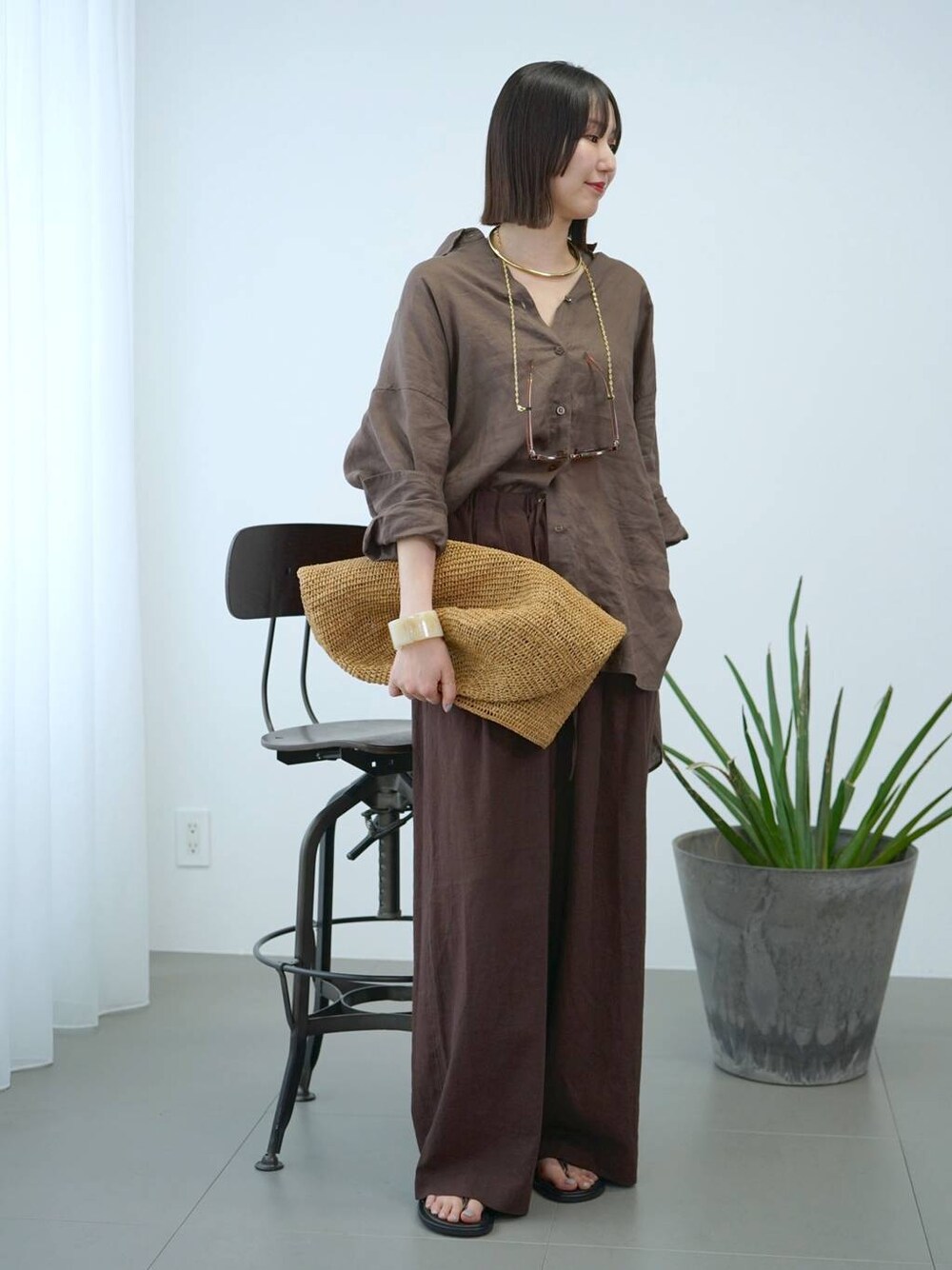 ブラウン系のその他パンツ、その他のメガネ、その他のチョーカーを着用したレディースの春コーディネートの1枚目の写真