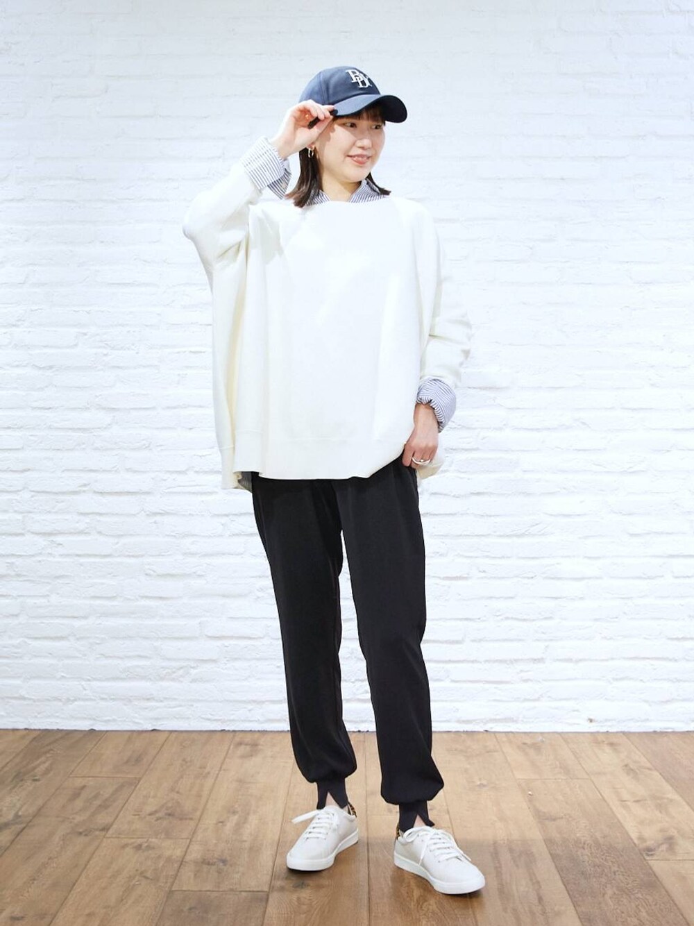 その他のシャツ/ブラウス、ブラック系のその他パンツ、ブラウン系のスニーカーを着用したレディースの冬コーディネートの1枚目の写真