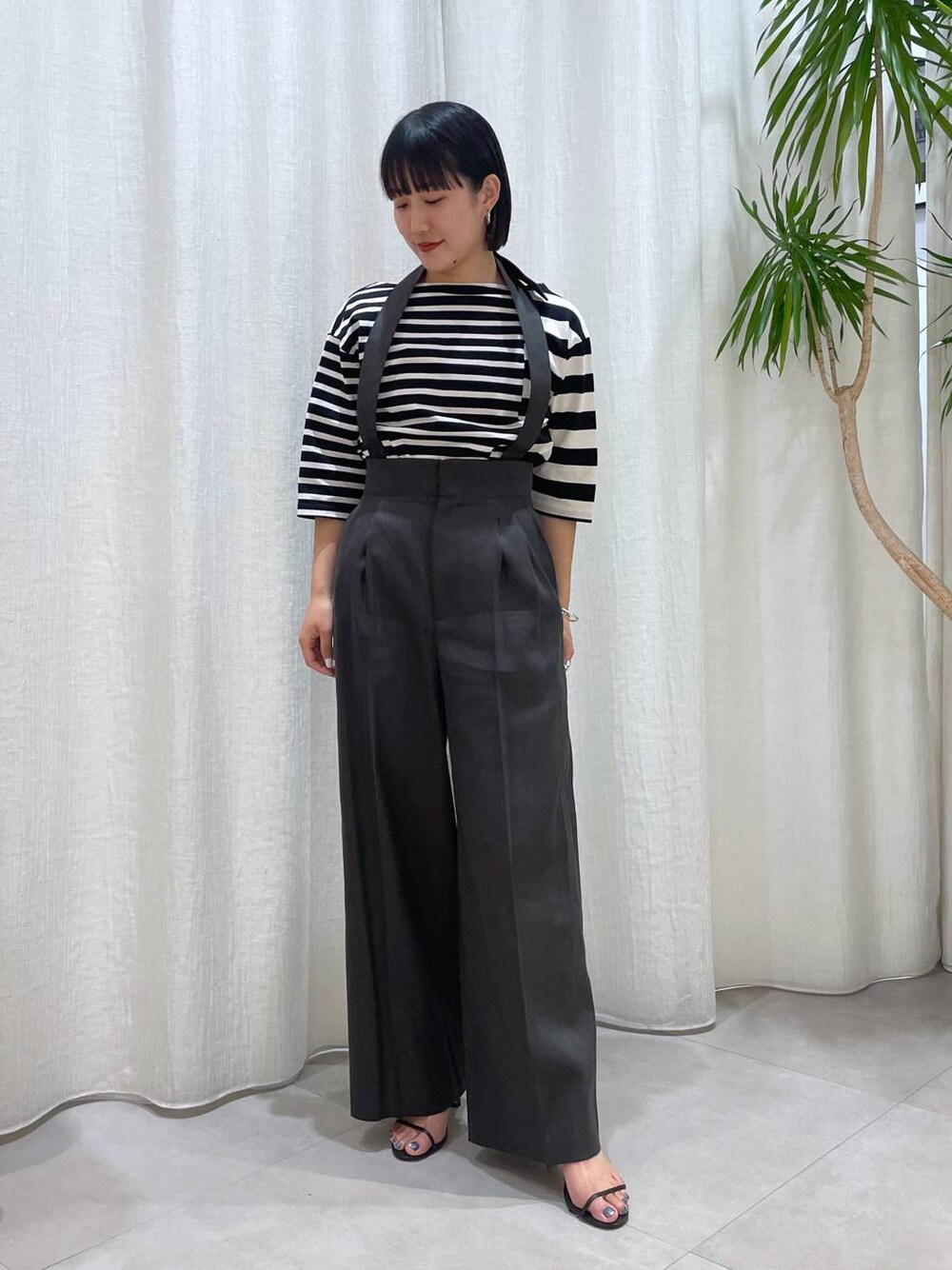 グレー系のその他パンツ、ブラック系のサンダル、その他のTシャツ/カットソーを着用したレディースの夏コーディネートの1枚目の写真