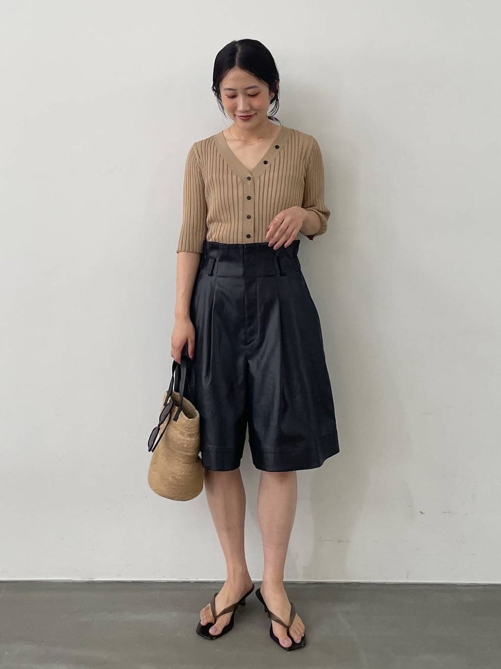ブラック系のその他パンツ、ベージュ系のカーディガン/ボレロ、ベージュ系のかごバッグを着用したレディースの夏コーディネートの1枚目の写真