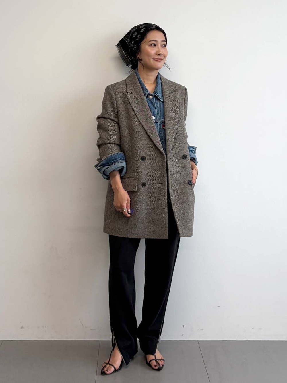 ブルー系のスウェットパンツ、ブルー系のデニムジャケット、ブラック系のサンダルを着用したレディースの秋コーディネートの1枚目の写真