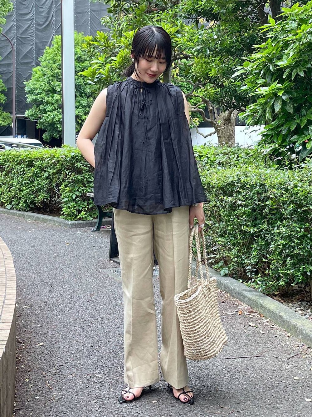 「着痩せ・細見え、ヴィンテージ、体型カバー、リラックス、BABYLONE、大人カジュアル」｜「Tony Biancoの【TONY BIANCO】TASTサンダル（サンダル、ブラック系）」を使った、bl_misatoさん（レディース・159cm）の夏コーディネートの1枚目の写真