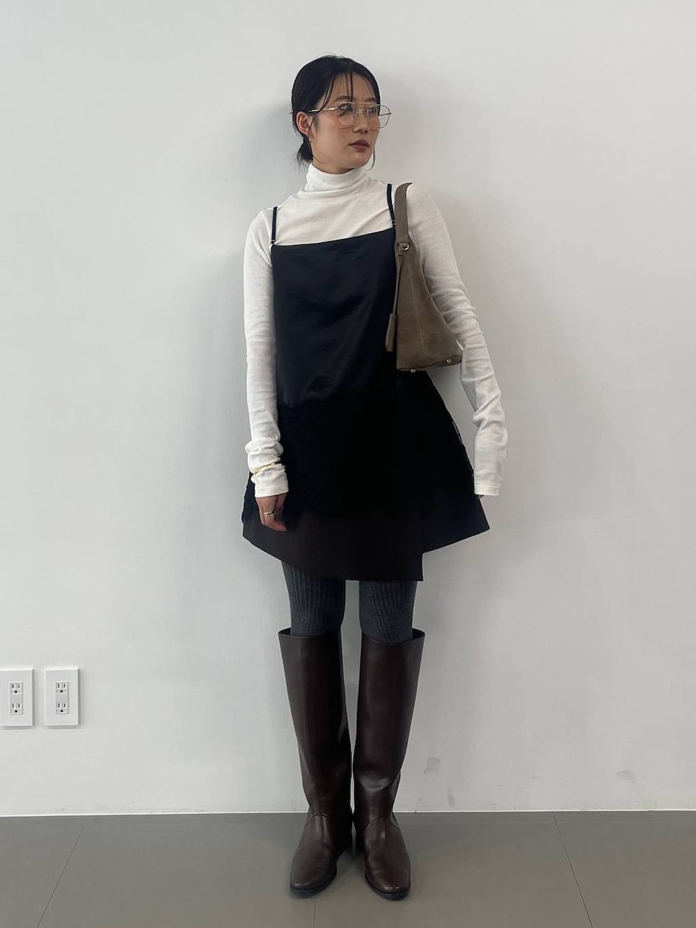 ブラック系のその他パンツ、ブラック系のキャミソール、ベージュ系のハンドバッグを着用したレディースの秋コーディネートの1枚目の写真