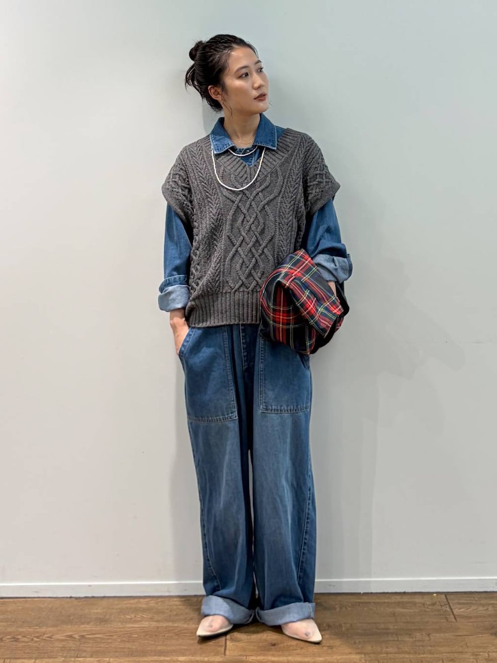 グリーン系のトートバッグ、ブルー系のつなぎ/オールインワン、グレー系のニット/セーターを着用したレディースの夏コーディネートの1枚目の写真