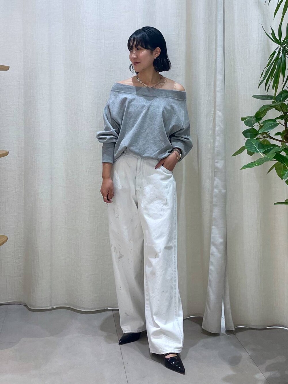 グレー系のTシャツ/カットソー、ホワイト系のデニムパンツを着用したレディースの夏コーディネートの1枚目の写真