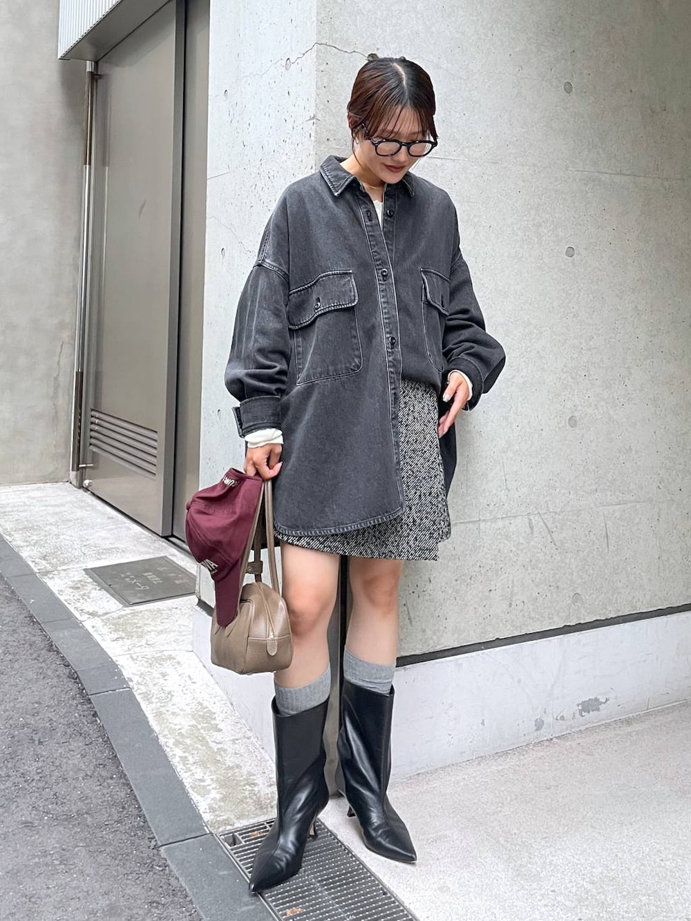 ホワイト系のカーディガン/ボレロ、ベージュ系のハンドバッグ、ブラック系のブーツを着用したレディースの秋コーディネートの1枚目の写真