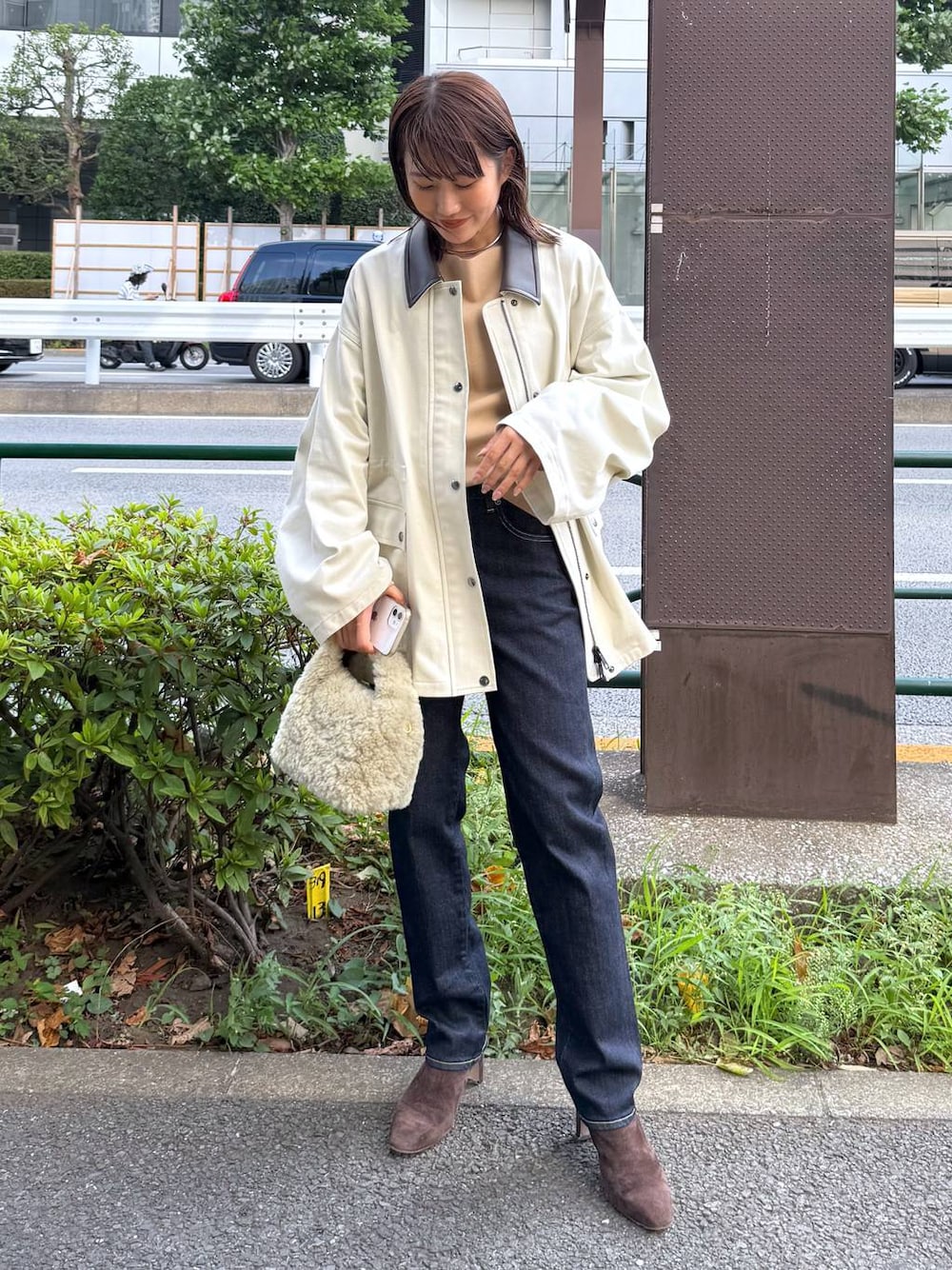 ホワイト系のブルゾン、ベージュ系のニット/セーターを着用したレディースの夏コーディネートの1枚目の写真