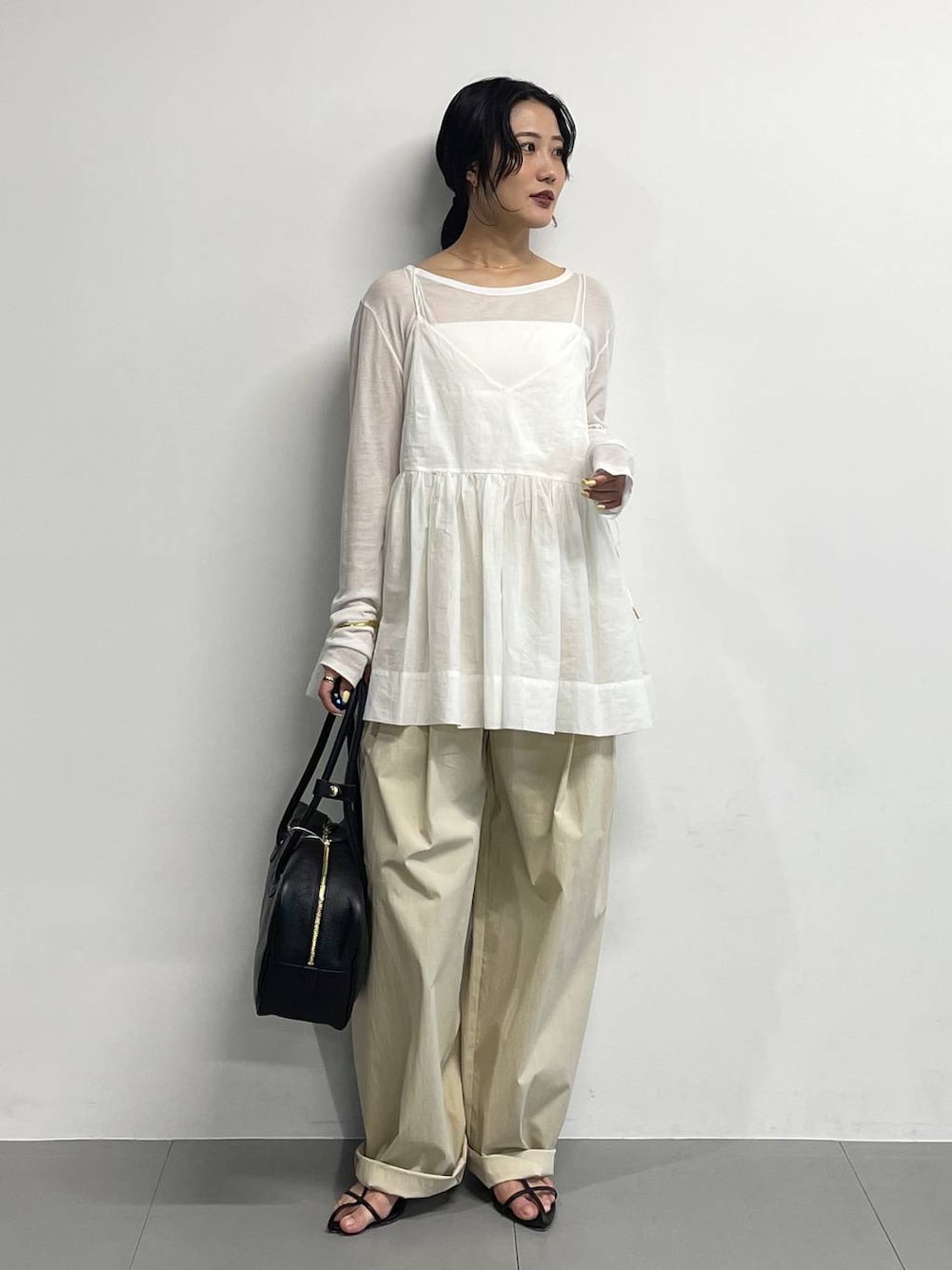 ブラック系のサンダル、ホワイト系のTシャツ/カットソー、ホワイト系のキャミソールを着用したレディースの春コーディネートの1枚目の写真