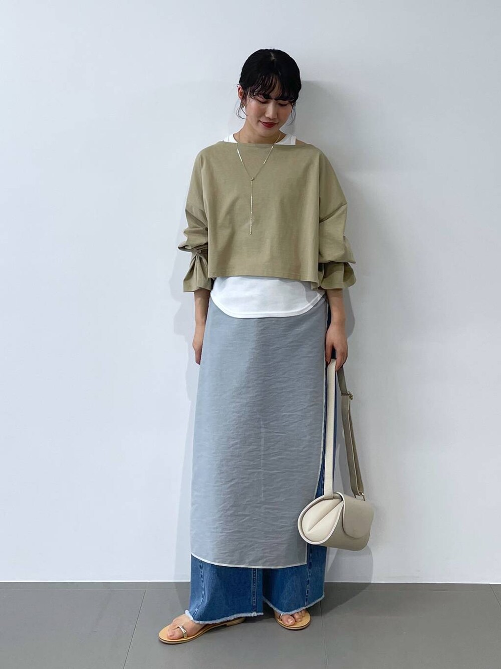 「着痩せ・細見え、ヴィンテージ、体型カバー、リラックス、BABYLONE、大人カジュアル」｜「AULENTTIの【AULENTTI】ショルダーBAG（ショルダーバッグ、ホワイト系）」を使った、bl_misatoさん（レディース・159cm）の春コーディネートの1枚目の写真