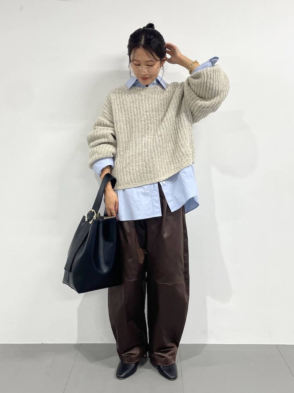 ブラウン系のその他パンツ、ブラック系のブーツ、ベージュ系のニット/セーターを着用したレディースの秋コーディネートの1枚目の写真