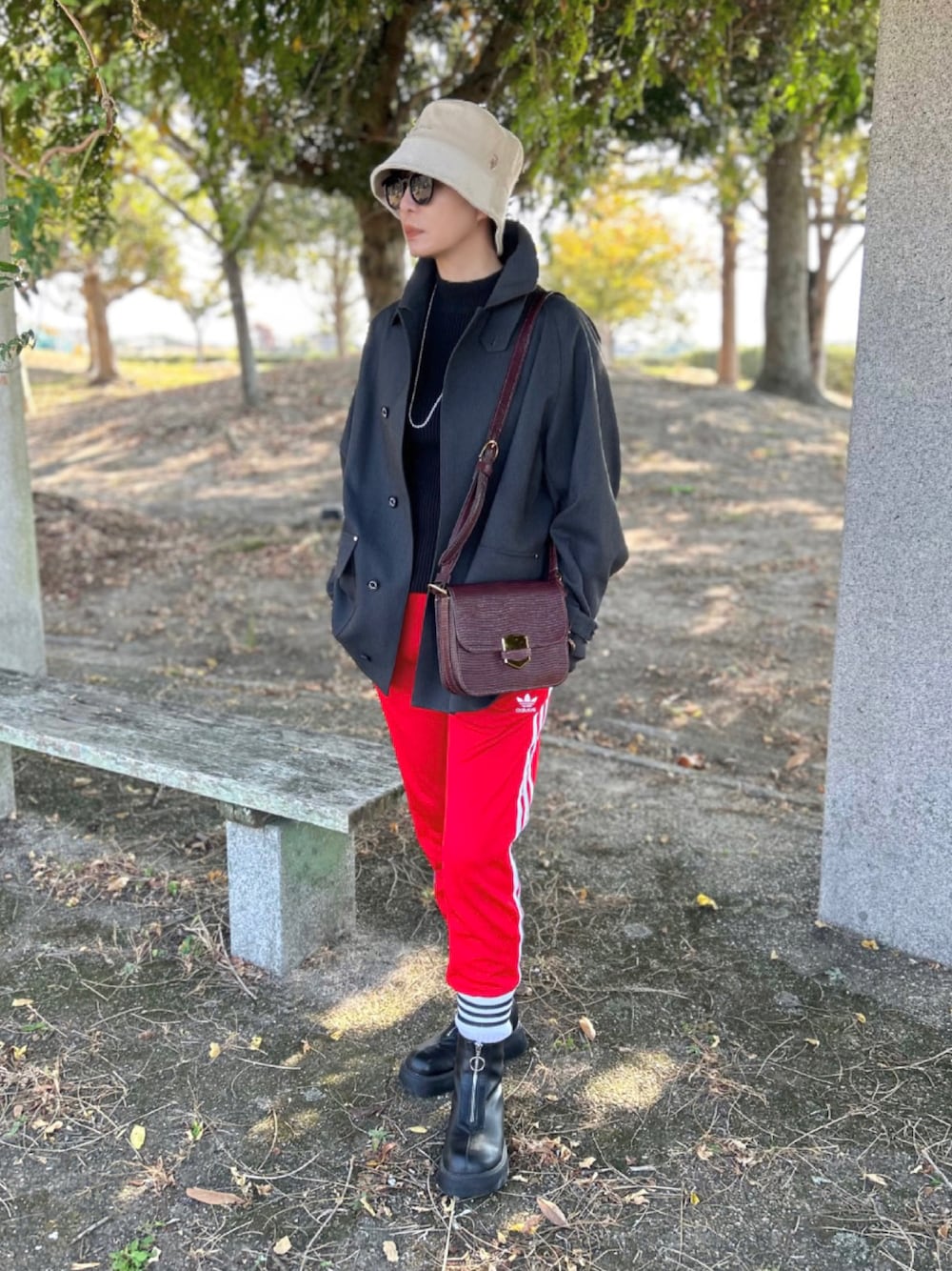 「ファッションを楽しもう、トラックパンツ、スポーツミックス、ストリートカジュアル、MACKINTOSH PHILOSOPHY、ブーツ、アディダス、ラインソックス、ソックスイン、バケットハット、コーデュロイ、ショルダーバッグ、Fossil、java、赤」｜「adidas Originalsのadidas originals/TRACK PANTS（スウェットパンツ、レッド系）」を使った、𝑴𝒂さん（レディース・160cm）の秋コーディネートの1枚目の写真