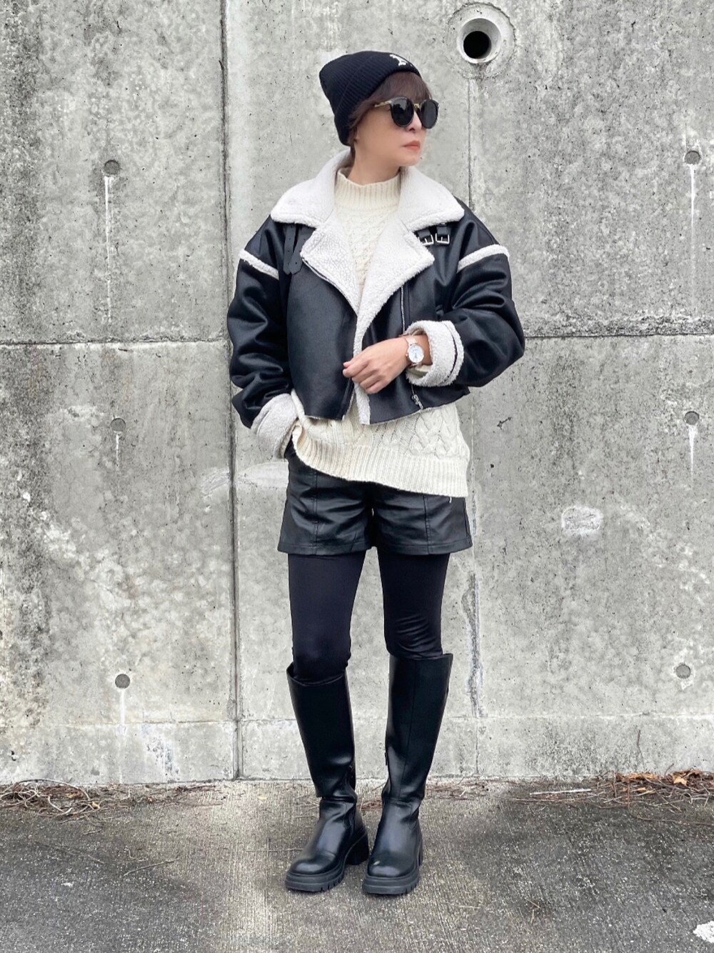 「クリスマスに着たい服、EVRIS、ボアジャケット、bohmal、ニット、ニット帽、shein、U.S.POLO ASSN.、GRL、レザーショートパンツ、odetteeodile、ロングブーツ、腕時計、モノトーンコーデ、大人カジュアル」｜「EVRISのショートボアブルゾン（ブルゾン、ブラック系）」を使った、𝑴𝒂さん（レディース・160cm）の冬コーディネートの1枚目の写真
