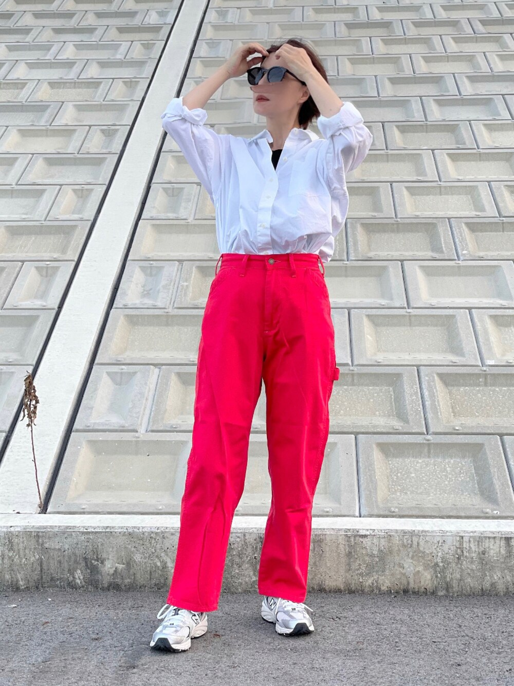「ペインターパンツ、EDWIN、New Balance、ニューバランス、カラーパンツ、白シャツ、シンプルコーデ、スニーカー、大人カジュアル、エドウィン、UNIQLO、ユニクロ、ハイウエスト、休日スタイル」｜「EDWINのWEB限定【ユニセックス】EDWIN STEPMARK ワイドペインターパンツ（デニムパンツ、レッド系）」を使った、𝑴𝒂さん（レディース・160cm）の秋コーディネートの1枚目の写真