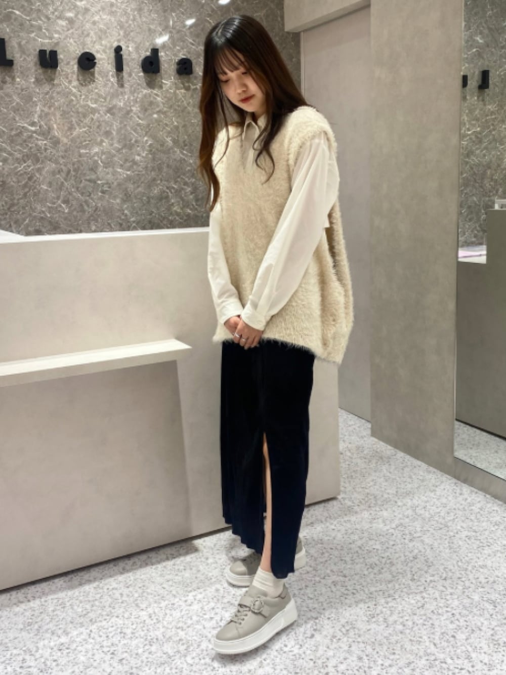 「スニーカー、スニーカーコーデ、休日スタイル、厚底シューズ、きれいめカジュアル、スカートスタイル、スニーカー女子、グレーコーデ、Lucida」｜「Lucidaの【24AW 新作】Meridiana/ムーンライトベルトスニーカー（スニーカー、グレー系）」を使った、Lucidaさん（レディース・165cm）の秋コーディネートの1枚目の写真