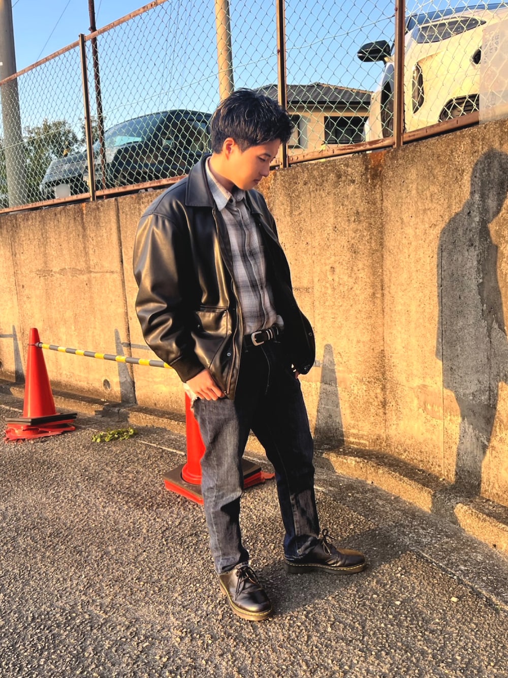 ホワイト系のシャツ/ブラウス、ブラック系のブーツ、ブラック系のブルゾンを着用したメンズの春コーディネートの1枚目の写真