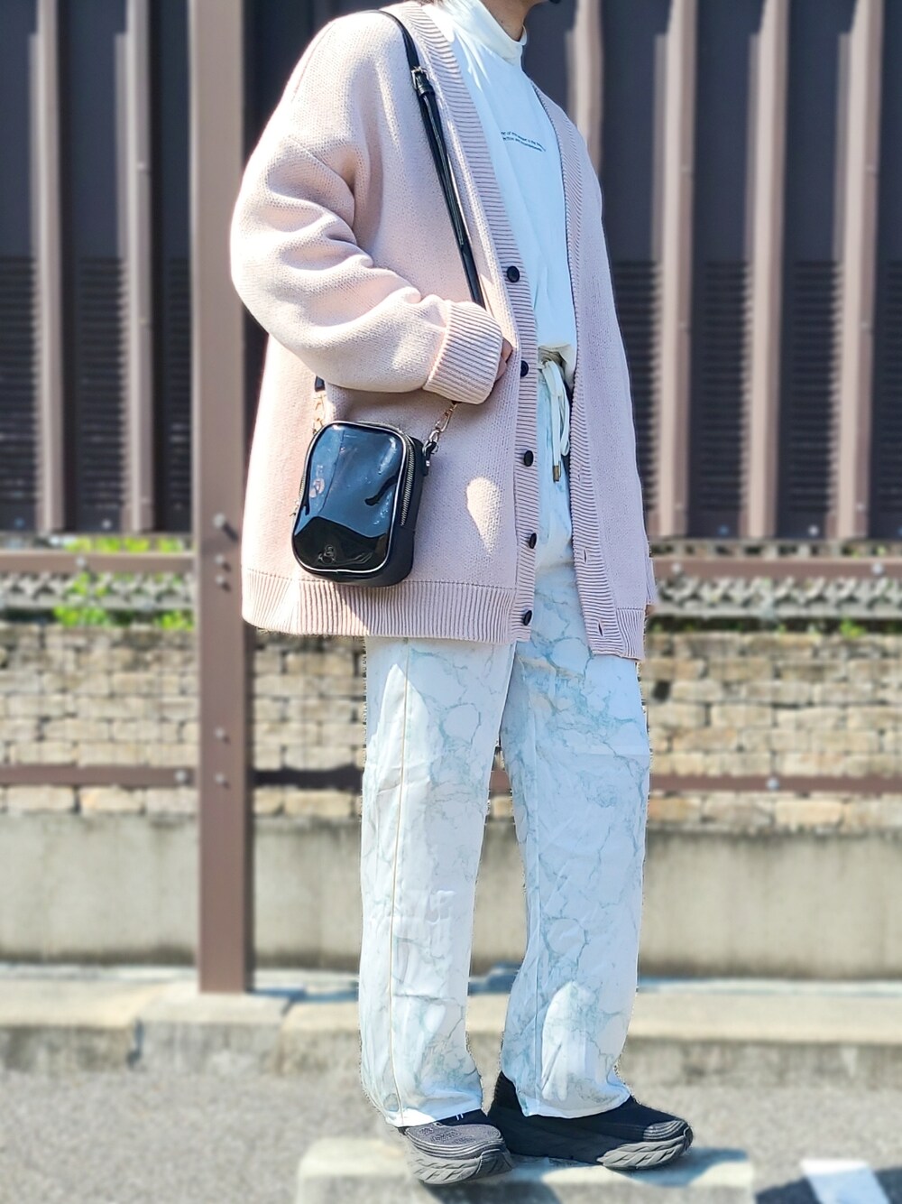 「シンプルスタイル、春コーデ、カジュアル、オーバーサイズ、休日スタイル、低身長コーデ、ゆるコーデ、今日のコーデ、ootd、ホワイト、ホワイトコーデ、モノトーンコーデ、モノトーン、ショルダーバッグ、カーディガン」｜「Crayme,のSmoke Marble Pants（その他パンツ、ホワイト系）」を使った、不二家さん（メンズ・169cm）の春コーディネートの1枚目の写真