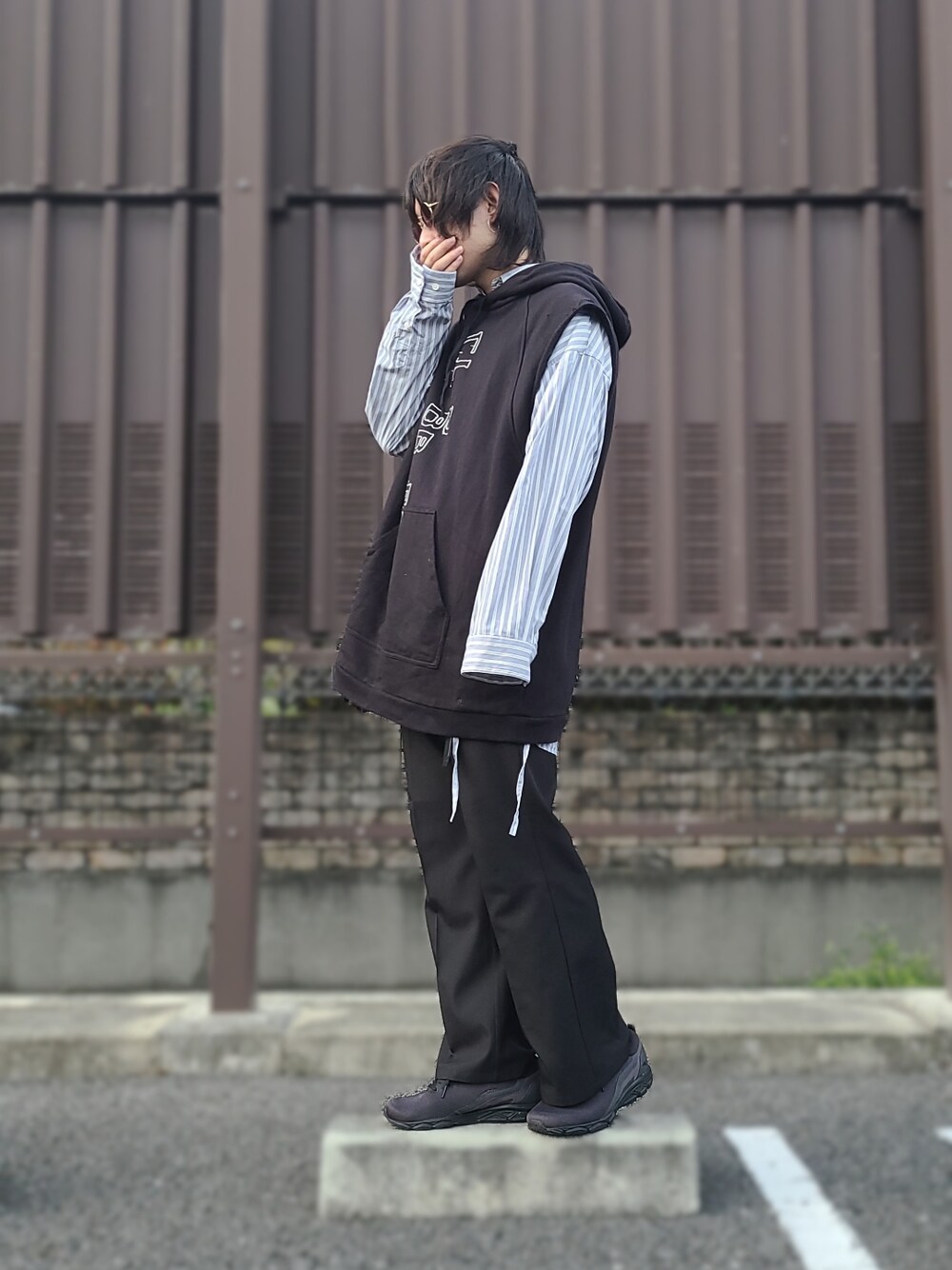 「休日スタイル、秋服準備はじめました、大人コーデ、シンプルコーデ、おしゃれさんと繋がりたい、秋🍁コーデ、スニーカーコーデ、シャツ、今日のコーデ、ストリートコーデ、モードストリート、レイヤードスタイル、フレアパンツ、低身長コーデ、カジュアルコーデ」｜「Ann DEMEULEMEESTERのAnn Demeulemeester - オーバーサイズ パンツ - men - コットン/リネン - M（その他パンツ、ブラック系）」を使った、不二家さん（メンズ・169cm）の秋コーディネートの1枚目の写真