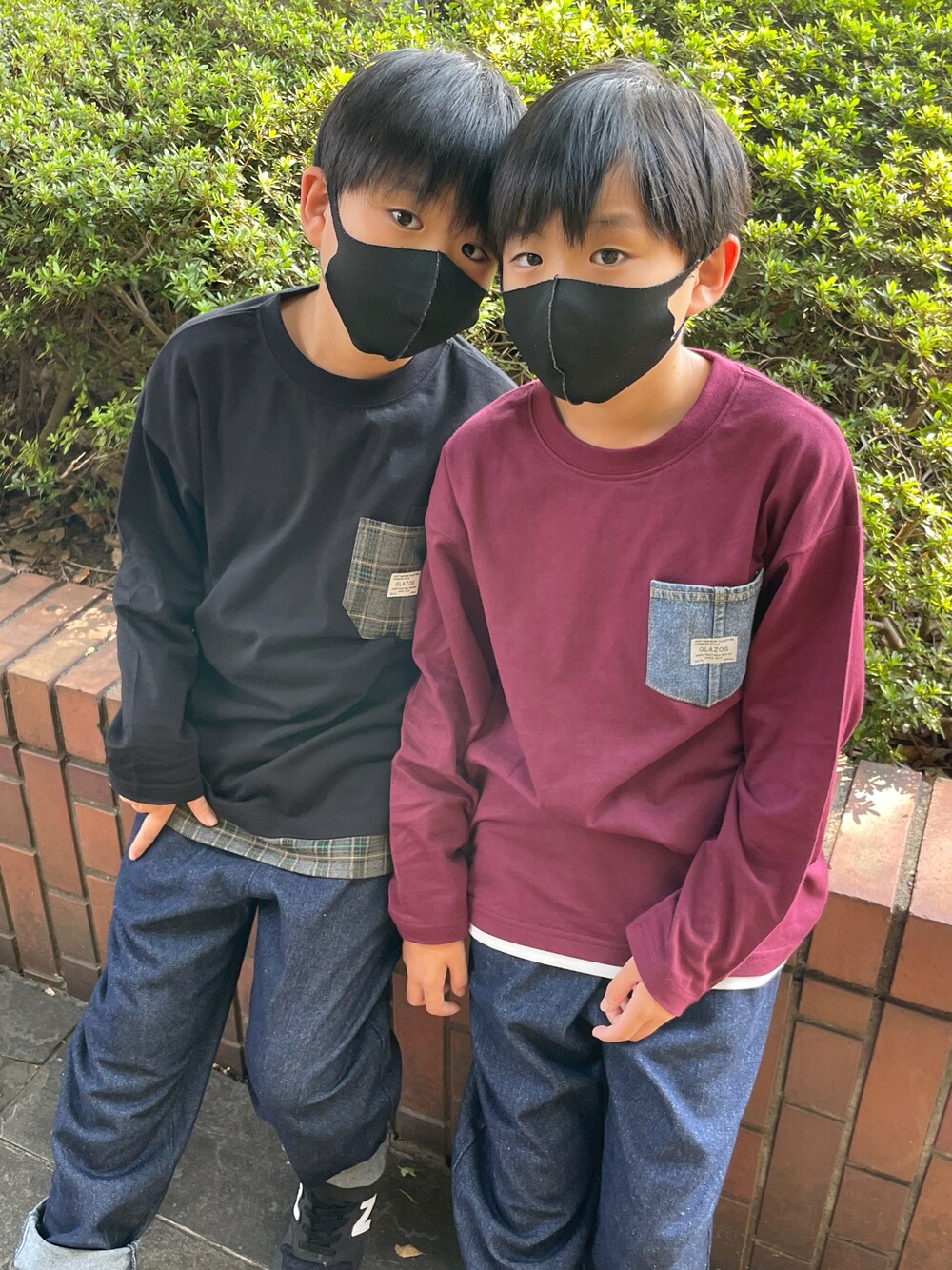 レッド系のTシャツ/カットソー、ブラック系のTシャツ/カットソー、ブルー系のデニムパンツを着用したキッズの秋コーディネートの1枚目の写真