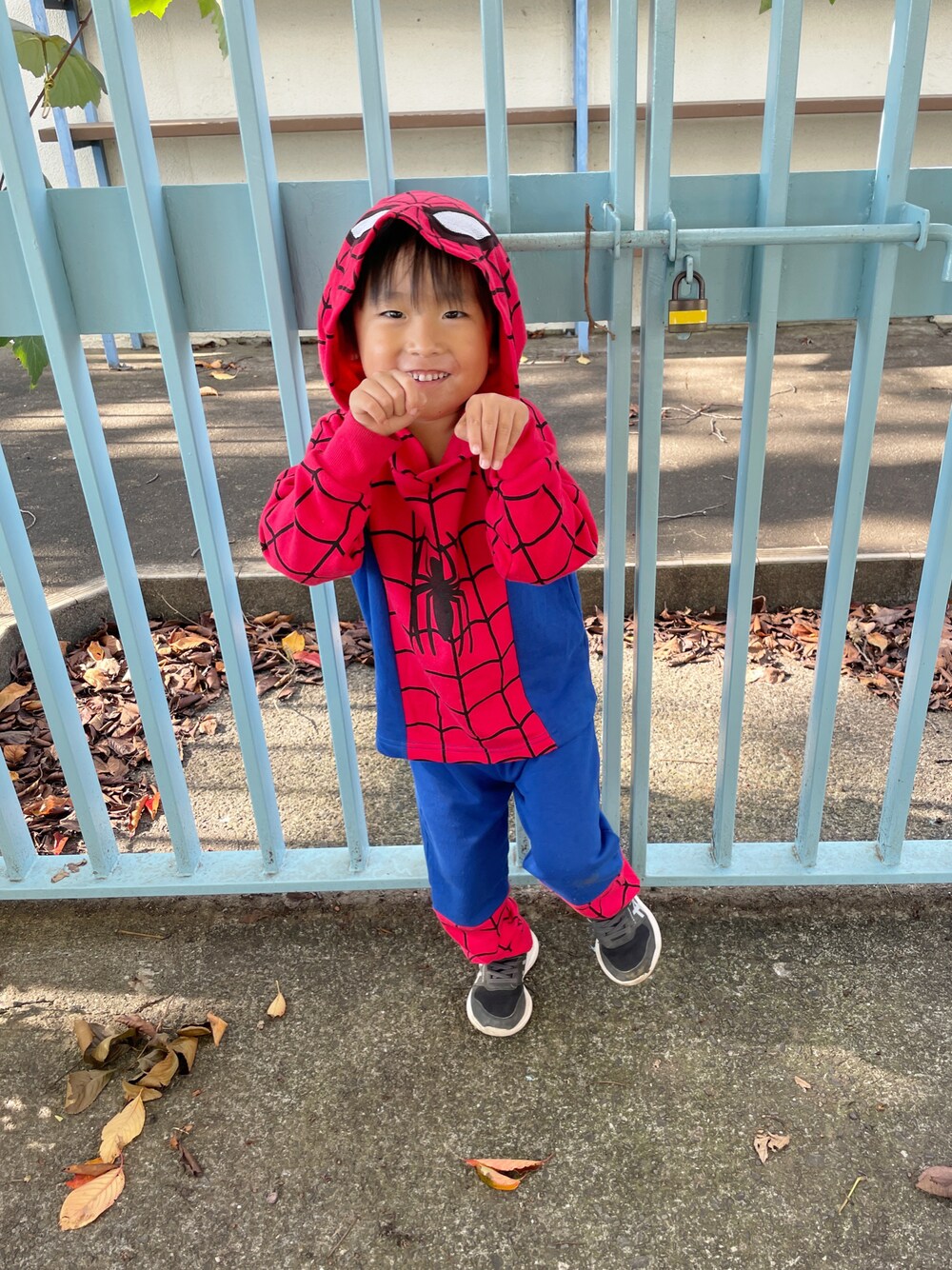 「WEARハロウィン2022、キッズコーデ、プチプラ、ハロウィンコーデ、スパイダーマン、男の子コーデ、ハロウィン」｜「COSTCOのアイテム（オールインワン・サロペット、レッド系）」を使った、kanako0304さん（キッズ・100cm）の秋コーディネートの1枚目の写真