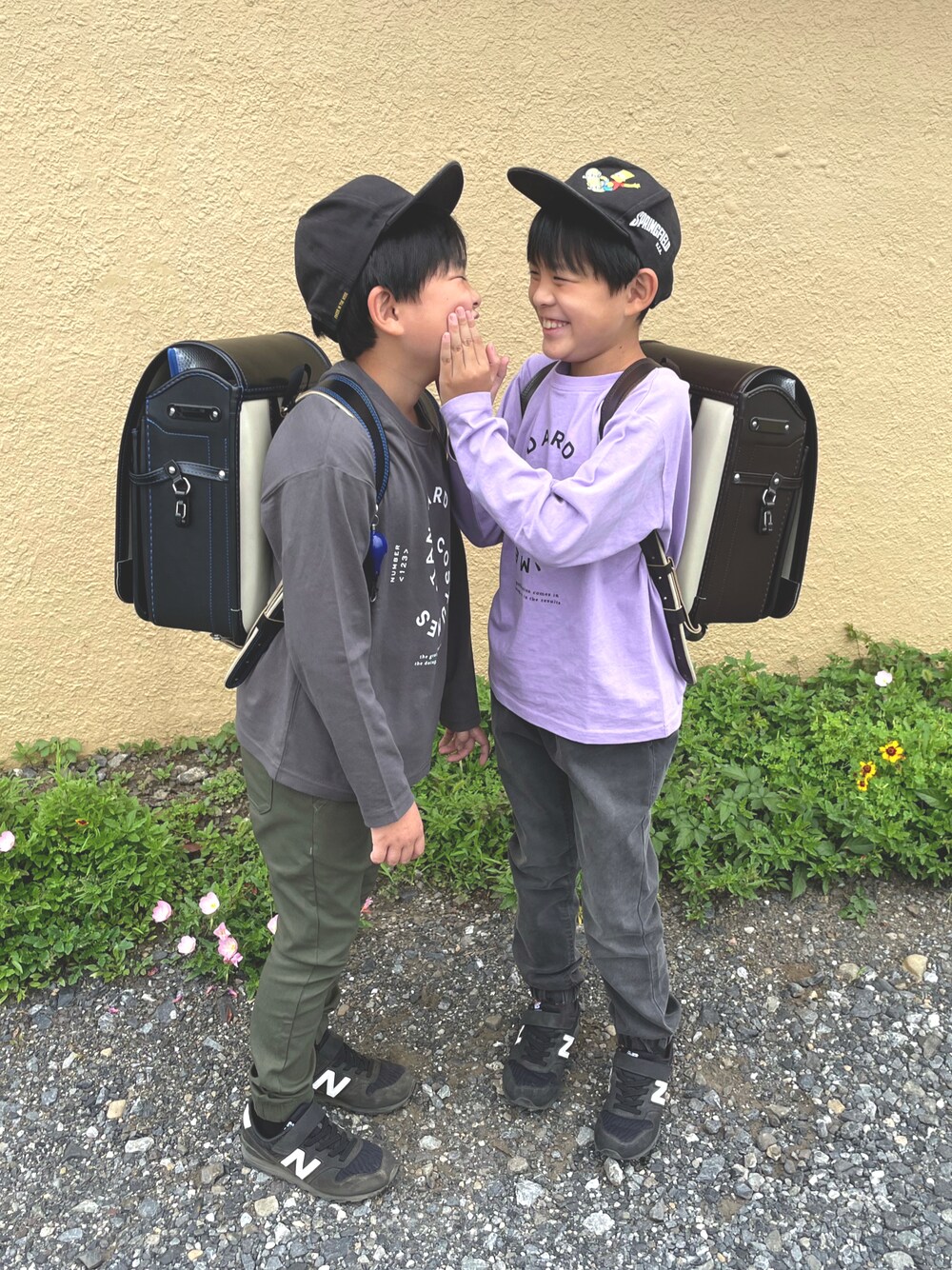 パープル系のTシャツ/カットソー、グレー系のTシャツ/カットソー、グリーン系のその他パンツを着用したキッズの秋コーディネートの1枚目の写真