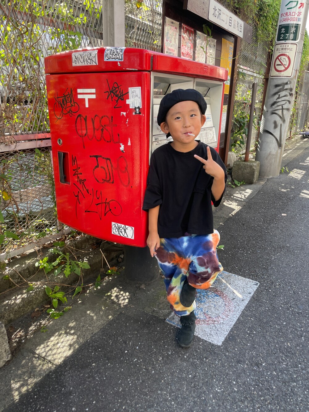 「キッズファッション、キッズコーデ、おしゃれさんと繋がりたい、今日のコーデ、スウェットパンツ、ミネトンカ、シンプルコーデ、男の子、ブラック、ベレー帽」｜「MinnetonkaのMINNETONKA:フリンジ ブーツ（ブーツ、ブラック系）」を使った、kanako0304さん（キッズ・100cm）の秋コーディネートの1枚目の写真