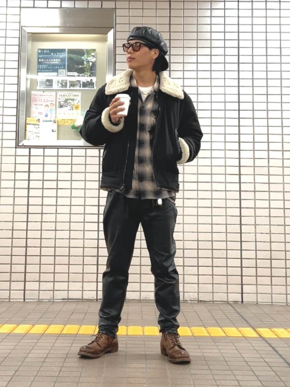 「アメカジ、キャスケット、キャスケット後ろ被り、N2B、ボアジャケット、レザーパンツ、キャスベレー帽」｜「CA4LAのアイテム（キャスケット、ブラック系）」を使った、しょ🐶さん（メンズ・173cm）の秋コーディネートの1枚目の写真