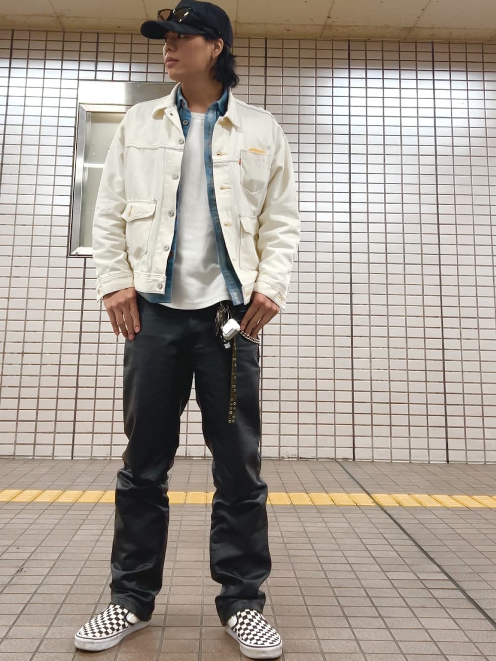 AVIREXのアイテムを使った「レザーパンツ」の人気ファッション