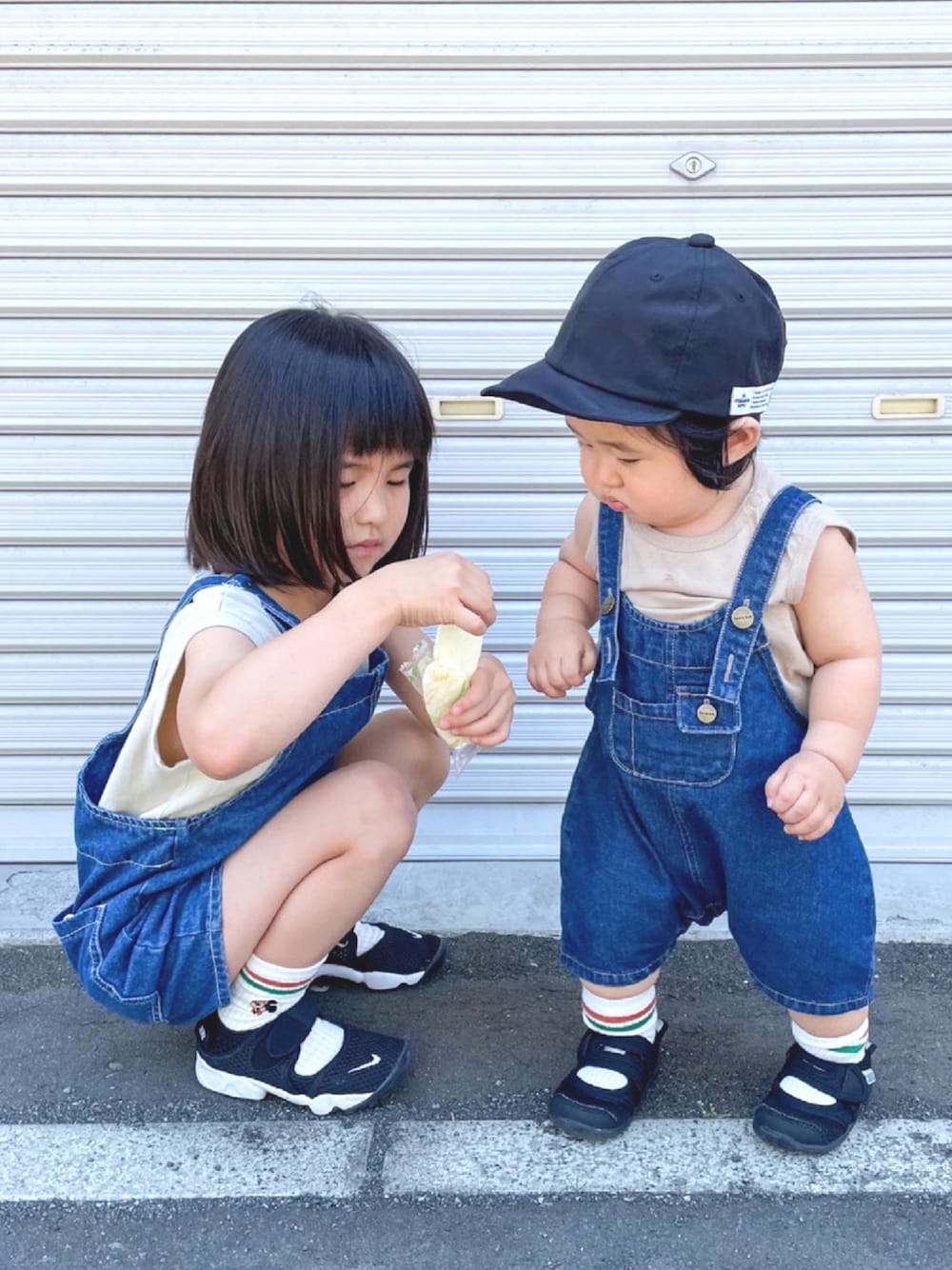 「夏コーデ、休日コーデ、サロペットコーデ、サロペット、リンクコーデ、おそろいコーデ、姉弟コーデ、1歳」｜「IFMEのIFME(イフミー)コラボ水抜きベルクロサンダル（サンダル、ブラック系）」を使った、SuzuMinaさん（キッズ・110cm）の夏コーディネートの1枚目の写真