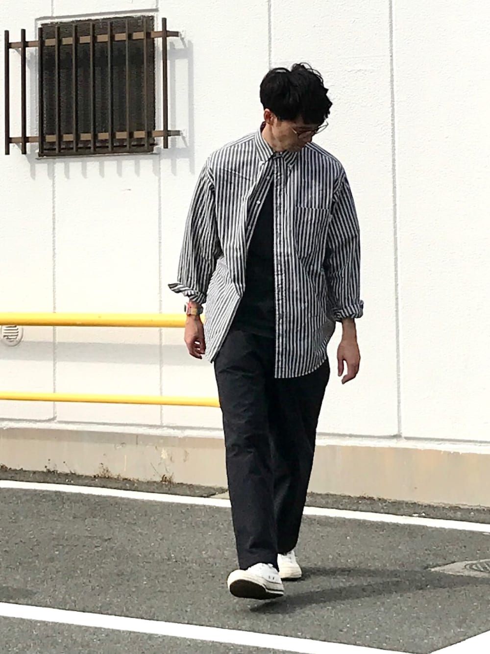 ホワイト系のスニーカー、ブルー系のスラックス、グレー系のシャツ/ブラウスを着用したメンズの春コーディネートの1枚目の写真