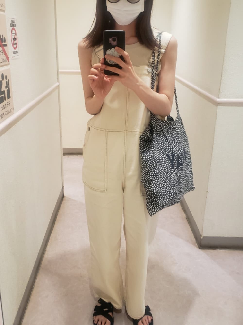 ホワイト系のサロペット/オーバーオールを着用したレディースの夏コーディネートの1枚目の写真