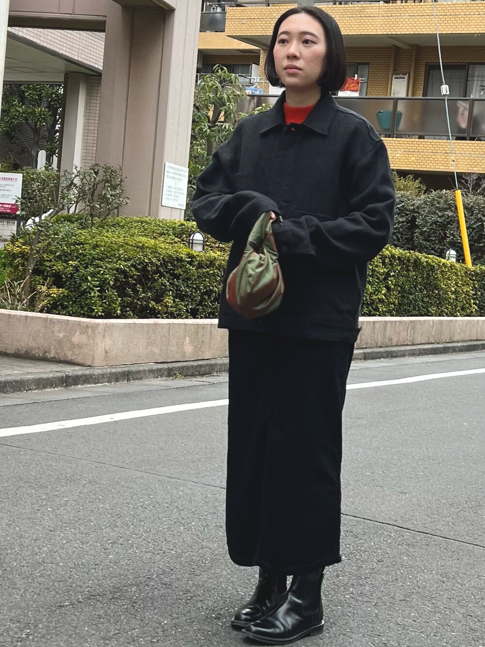 「休日スタイル、オトナカジュアル、今日のコーデ、シンプル、ロングスカート、シャツスタイル」｜「PHOTOCOPIEUのアイテム（デニムスカート、ブラック系）」を使った、Bennie さん（レディース・167cm）の春コーディネートの1枚目の写真