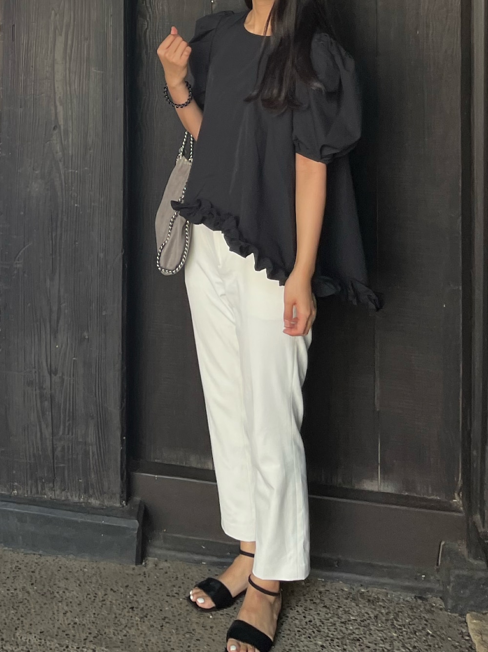 「シンプルコーデ、シンプル、シンプルスタイル、夏コーデ、夏、夏服、大人かわいい、大人カジュアル」｜「UNIQLOのEZYアンクルパンツ（丈標準66～68cm）（その他パンツ、ホワイト系）」を使った、SHINO.ISHIMARUさん（レディース・162cm）の夏コーディネートの1枚目の写真