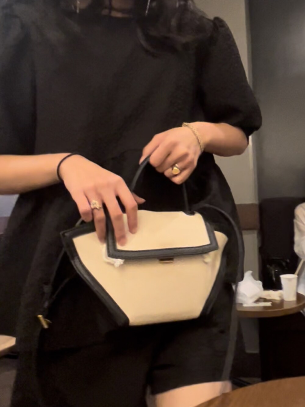 CHARLES & KEITH ラージトラペーズ トップハンドルバッグ