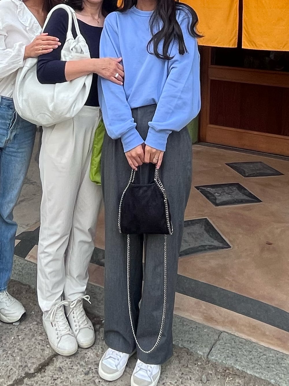 「autumn、autumn style、simple style、simple、シンプルコーデ、シンプル、秋コーデ」｜「STELLA McCARTNEYのSTELLA McCARTNEY/ファラベラ シャギー  ディア ミニ トート（ショルダーバッグ、ブラック系）」を使った、SHINO.ISHIMARUさん（レディース・162cm）の冬コーディネートの1枚目の写真