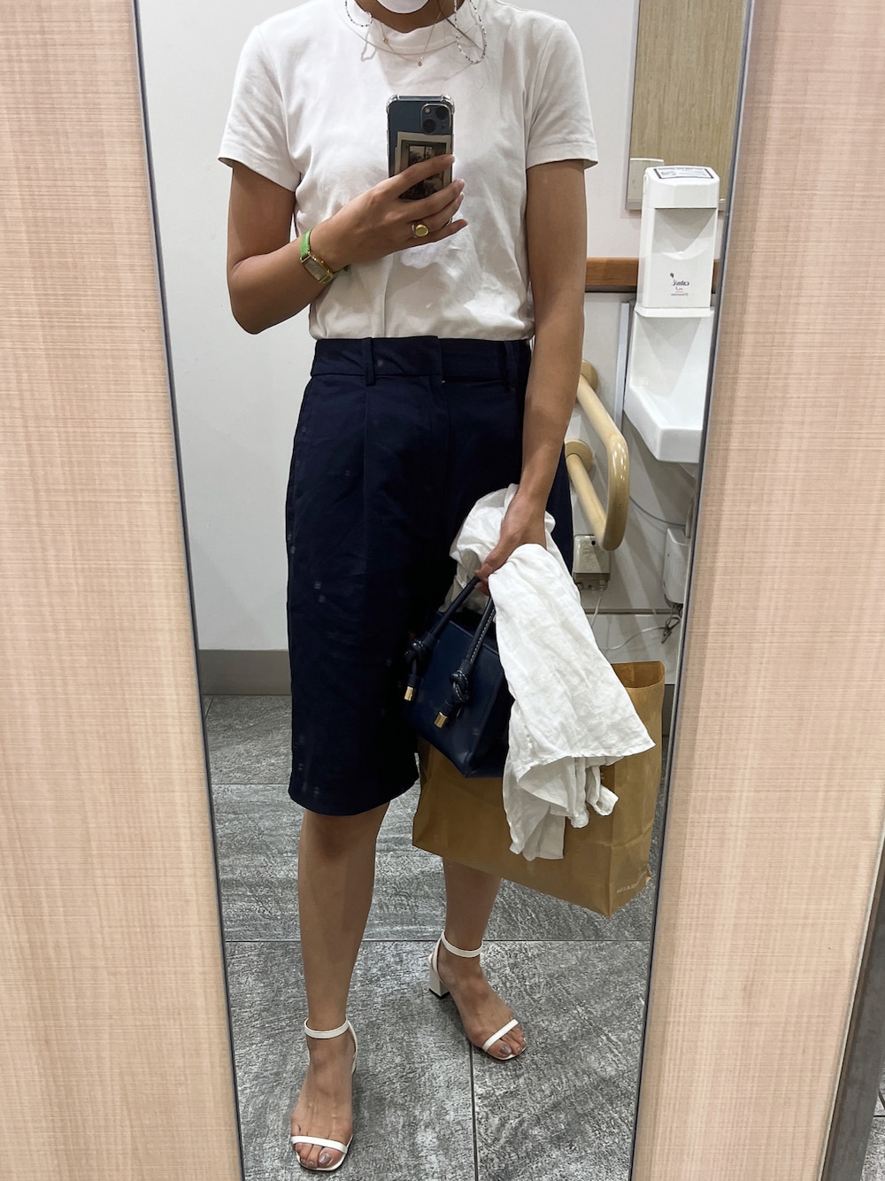 「夏、シンプル、夏コーデ、シンプルコーデ、オトナカジュアル、大人コーデ」｜「UNIQLOのクルーネックT（半袖）（Tシャツ/カットソー、ホワイト系）」を使った、SHINO.ISHIMARUさん（レディース・162cm）の夏コーディネートの1枚目の写真