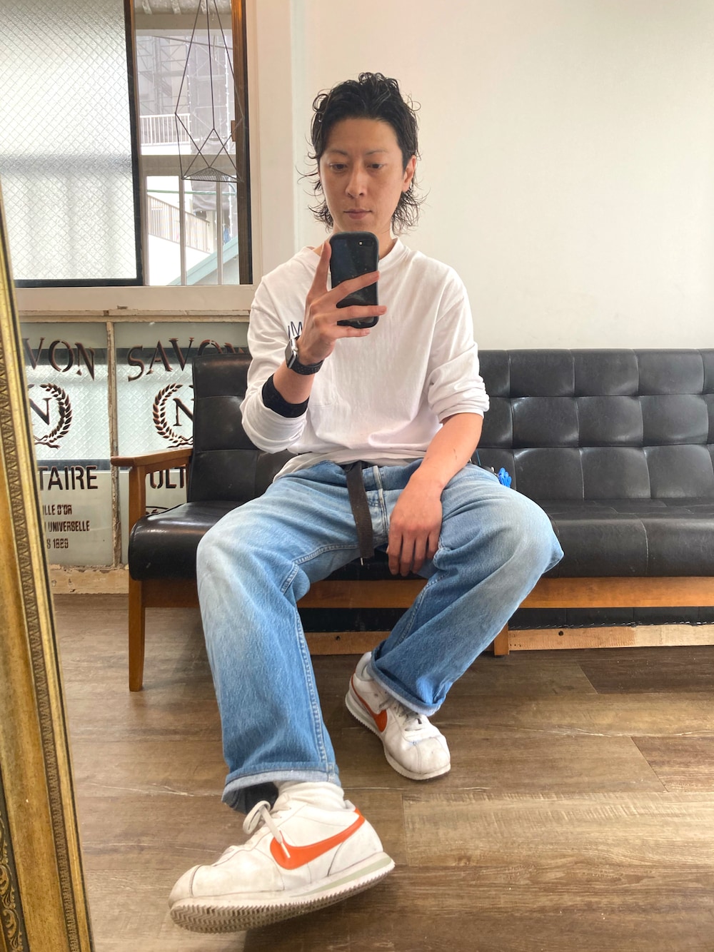 「大人カジュアル、リーバイス501、リーバイス、シンプルスタイル、オーバーサイズ」｜「Levi'sのアイテム（デニムパンツ、ブルー系）」を使った、タイチさん（メンズ・177cm）の春コーディネートの1枚目の写真