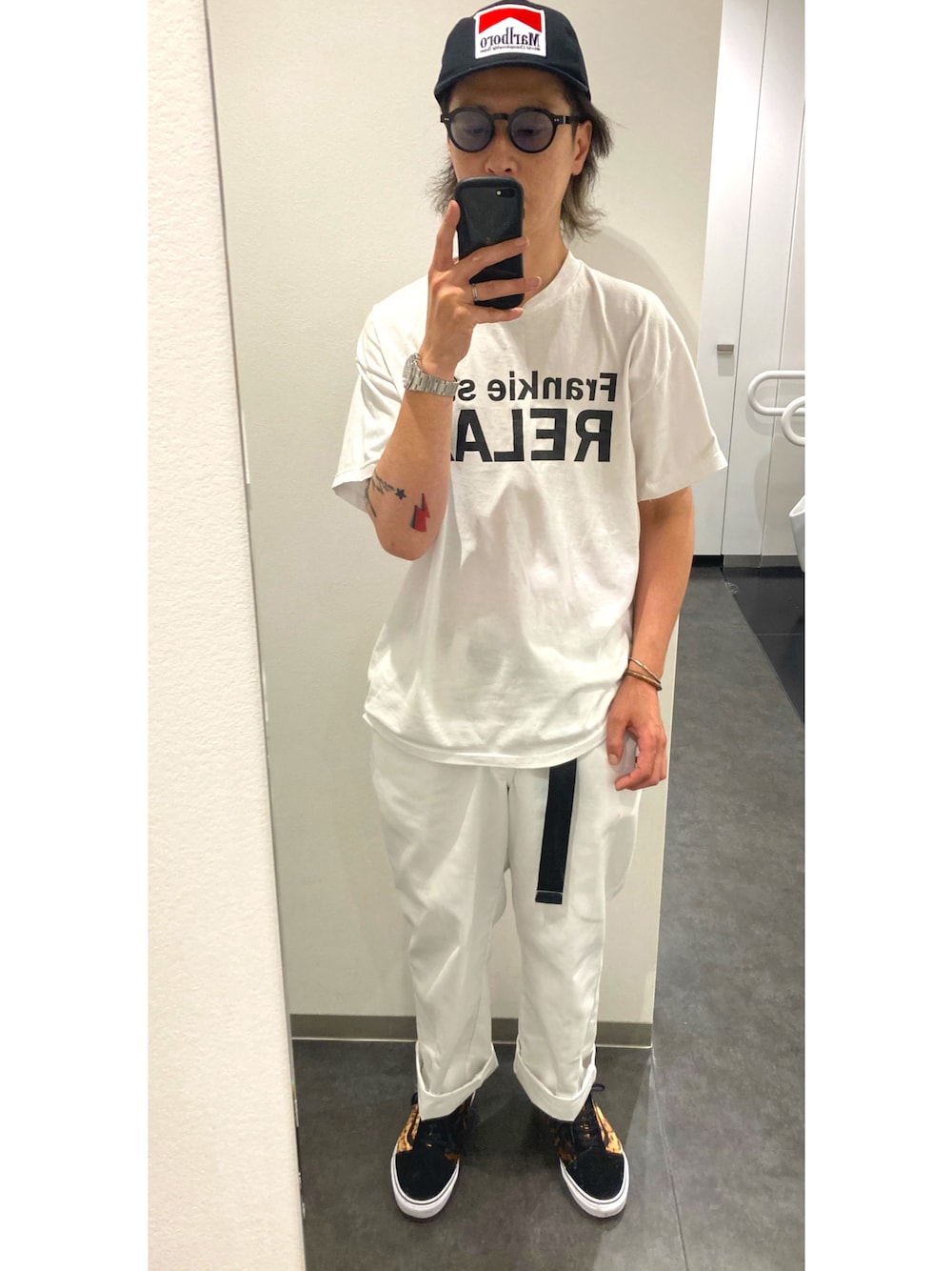 「プチプラ、夏だ！Tシャツ着よう！、さらっと晴れやかスナップ、半袖シャツ、お洒落さんとつながりたい、ファッションを楽しもう、ディッキーズ(Dickies)、バンズ、マルボロ、キャップ、サングラス、レオパード」｜「FRUIT OF THE LOOMのアイテム（Tシャツ/カットソー、ホワイト系）」を使った、タイチさん（メンズ・177cm）の夏コーディネートの1枚目の写真