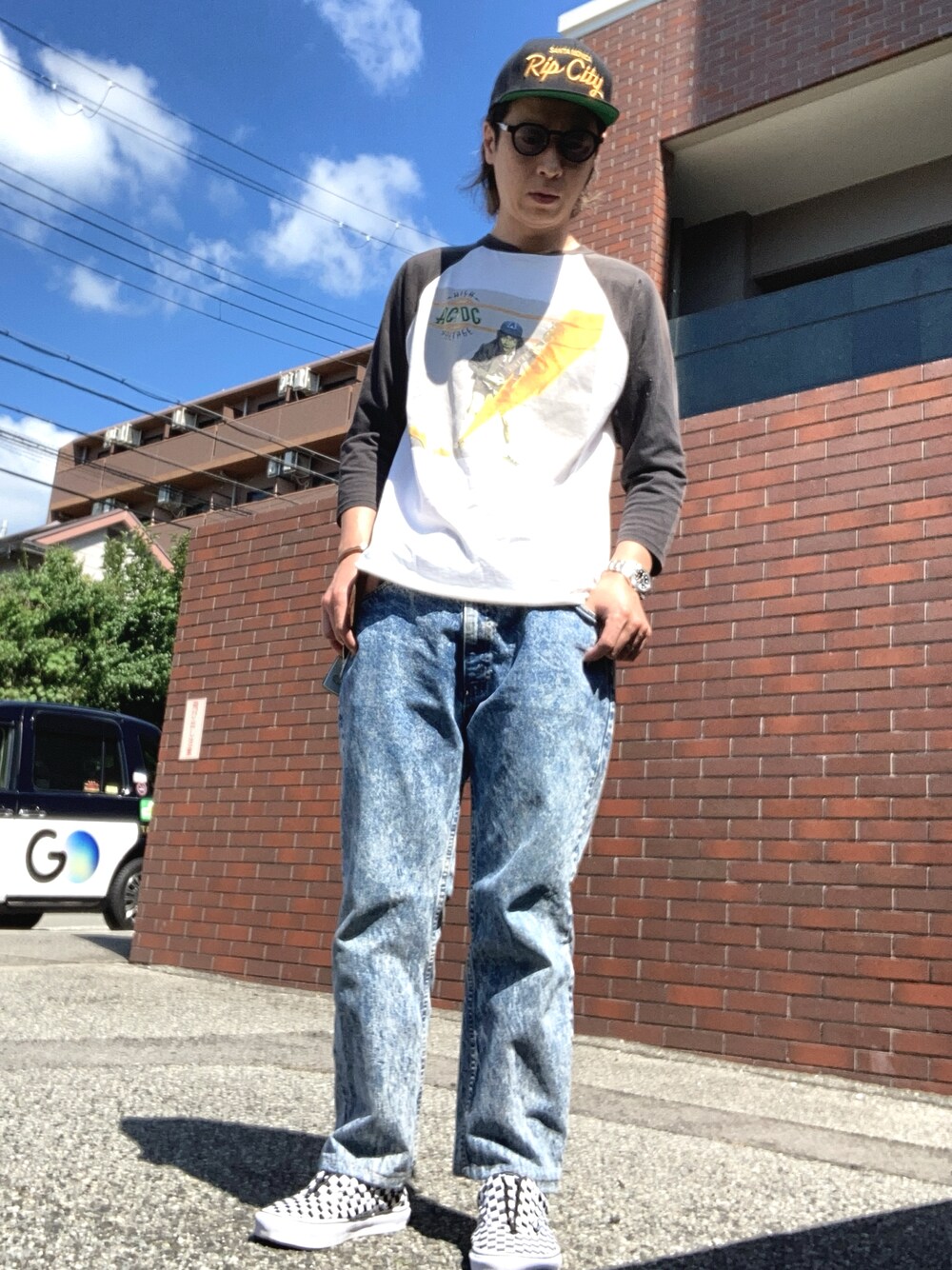 「デニム、リーバイス、夏コーデ、休日スタイル、いいね、save、フォローお願いします🤑、おしゃれさんと繋がりたい、サングラス、VANS」｜「HANESのアイテム（Tシャツ/カットソー、ホワイト系）」を使った、タイチさん（メンズ・177cm）の夏コーディネートの1枚目の写真
