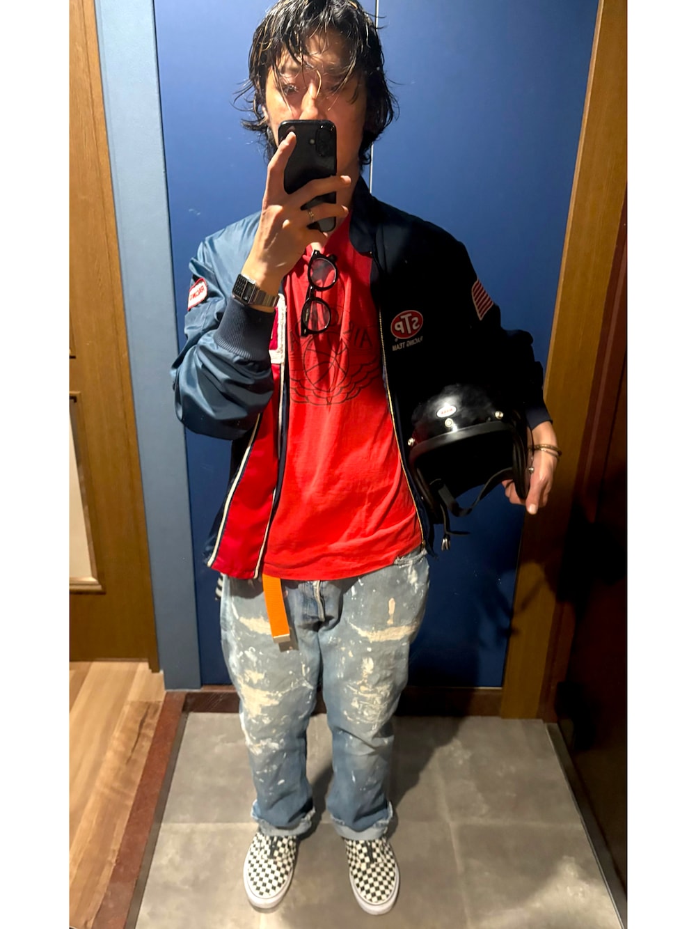 「ツーリング、古着MIX、メンズファッション、大人コーデ、春ファッション、リラックススタイル、Tシャツコーデ、ダメージデニムパンツ、スリッポン、アメカジ、ビンテージ」｜「NIKEのアイテム（Tシャツ/カットソー、レッド系）」を使った、タイチさん（メンズ・177cm）の春コーディネートの1枚目の写真