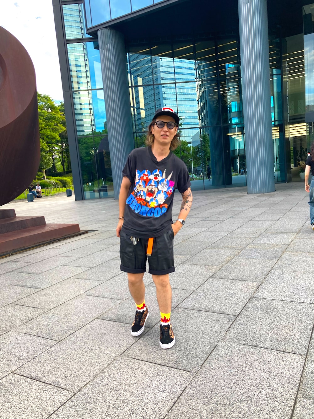 「ショートパンツ、ハーフパンツ、タズマニアン・デビル、ルーニー・テューンズ、サングラス、レザー、夏コーデ、夏だ！Tシャツ着よう！、ブラックコーデ、メンズファッション、ストリートコーデ、ショーツ、ラフコーデ、アメカジ」｜「MCS MARLBORO CLASSICSのアイテム（キャップ、ブラック系）」を使った、タイチさん（メンズ・177cm）の夏コーディネートの1枚目の写真