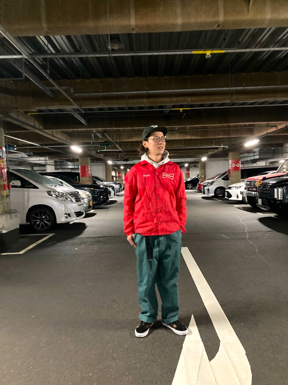 「クリスマスに着たい服、秋冬コーデ、休日スタイル、ゆるコーデ、ootd、スニーカー、お洒落さんとつながりたい、いいね、save、フォローお願いします🤑、冬、バドワイザー」｜「HANESのアイテム（ナイロンジャケット、レッド系）」を使った、タイチさん（メンズ・177cm）の冬コーディネートの1枚目の写真