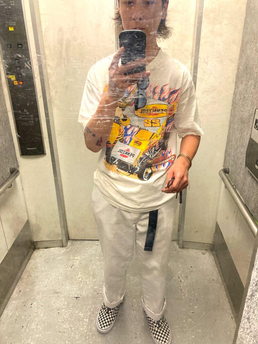 「古着MIX、夏コーデ、テーマパークコーデ、メンズファッション、今日のコーデ、ストリートコーデ、夏服、ゆるコーデ、夏ファッション、ホワイト、90'sスタイル」｜「HANESのアイテム（Tシャツ/カットソー、ホワイト系）」を使った、タイチさん（メンズ・177cm）の夏コーディネートの1枚目の写真