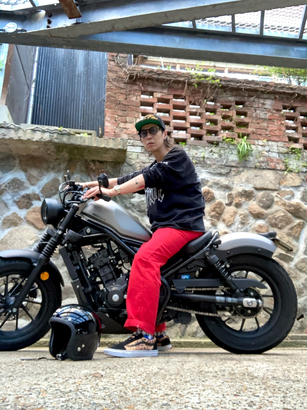 「バイクスタイル、夏コーデ、ストリートコーデ、ストリートMIX、ロゴT、いいね、save、フォローお願いします🤑、古着MIX、VANS、オールドスクール、レオパード」｜「GILDANのアイテム（Tシャツ/カットソー、ブラック系）」を使った、タイチさん（メンズ・177cm）の夏コーディネートの1枚目の写真