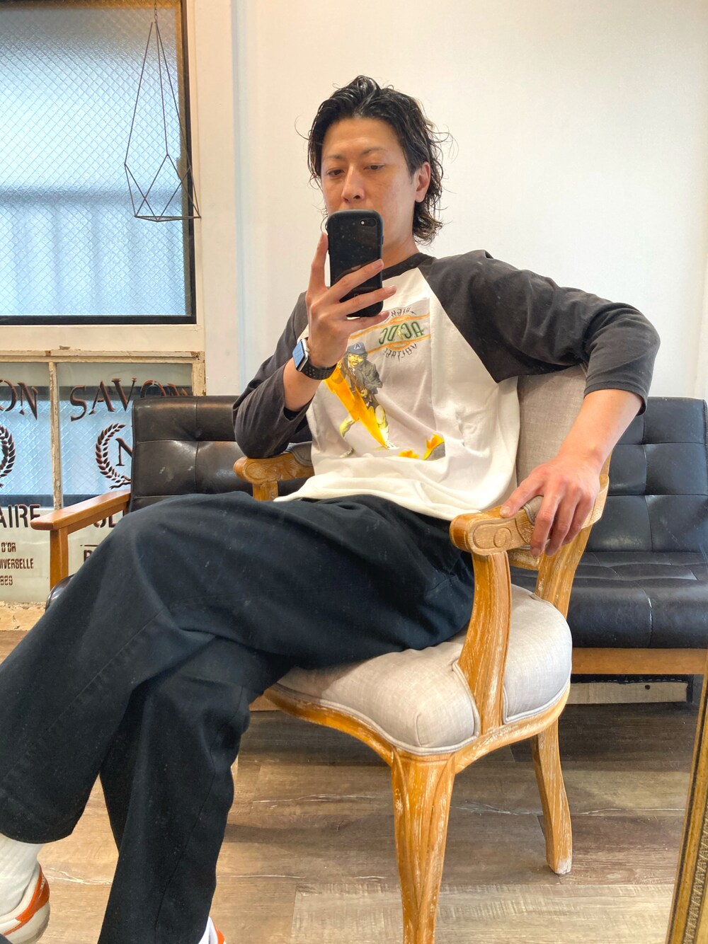 「ラグランTシャツ、40代ファッション、40代コーデ、ビンテージTシャツ」｜「HANESのアイテム（Tシャツ/カットソー、ブラック系）」を使った、タイチさん（メンズ・177cm）の春コーディネートの1枚目の写真