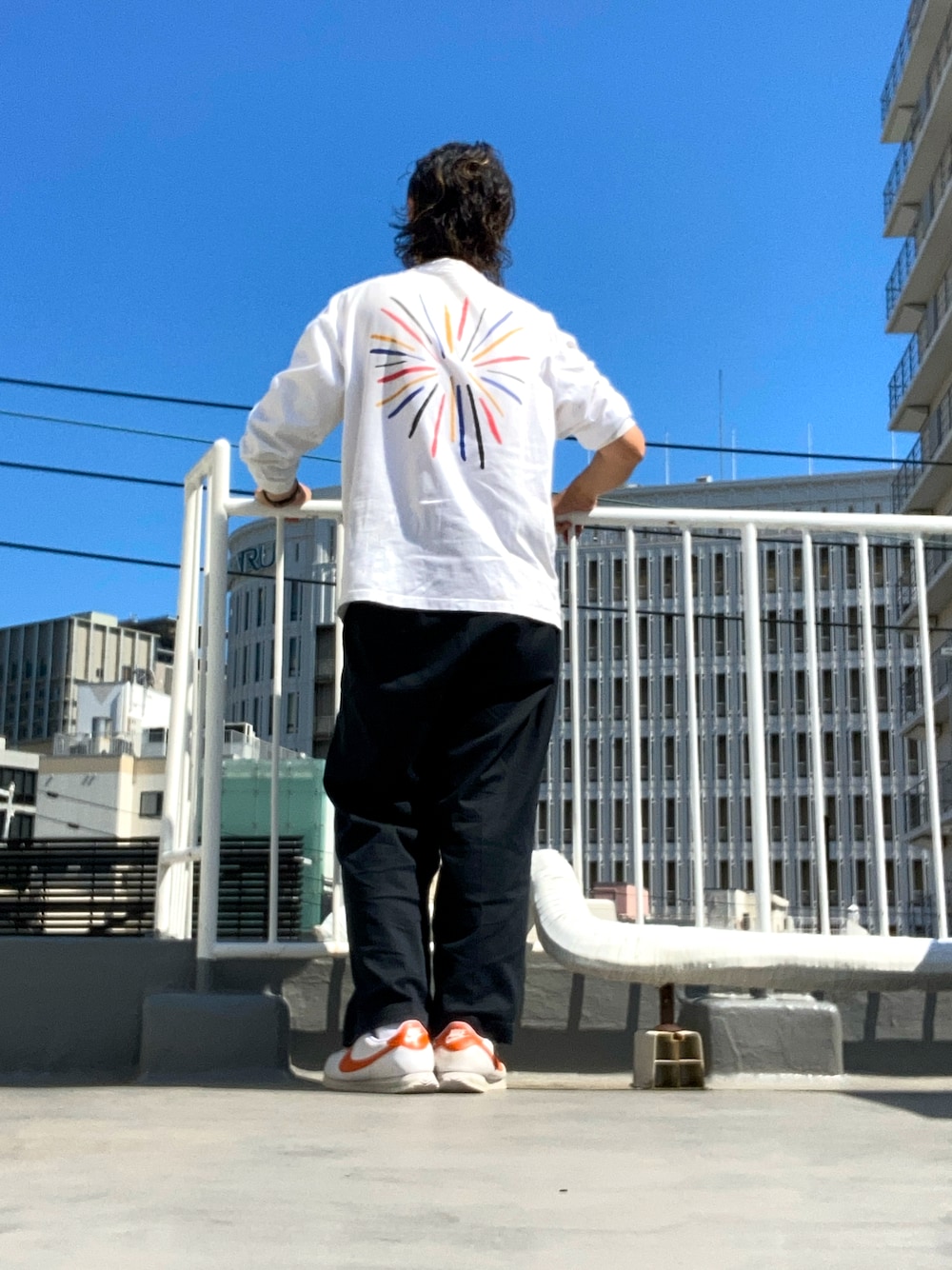 「オトナカジュアル、ゆるコーデ、リラックススタイル、メンズファッション、両面プリント、古着MIX、ロゴT」｜「HANESのアイテム（Tシャツ/カットソー、ホワイト系）」を使った、タイチさん（メンズ・177cm）の夏コーディネートの1枚目の写真