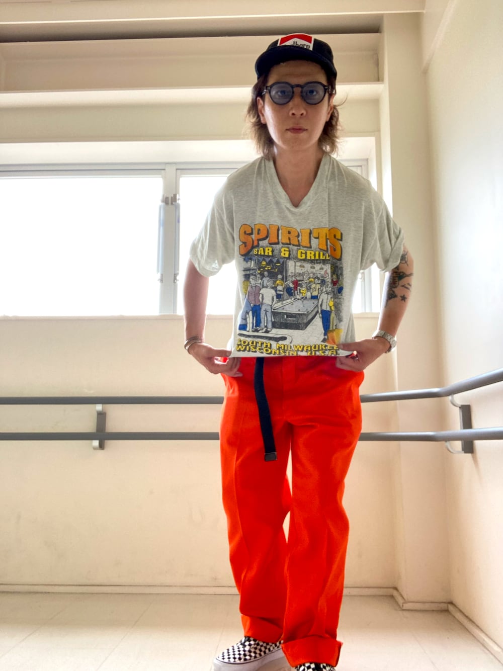 「アメカジ、アメリカ製、ヘインズ、メンズファッション、おしゃれさんと繋がりたい、リラックススタイル、チノパン、ディッキーズ(Dickies)、夏だ！Tシャツ着よう！、ロゴT、古着MIX」｜「HANESのアイテム（Tシャツ/カットソー、グレー系）」を使った、タイチさん（メンズ・177cm）の夏コーディネートの1枚目の写真